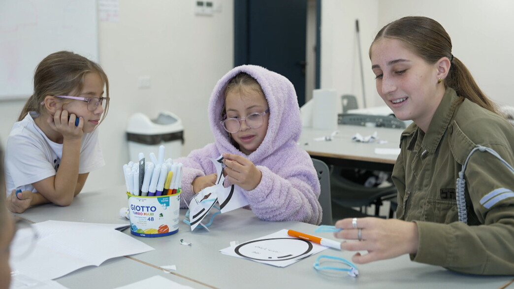 ניקול אברמוב, מפונה משדרות