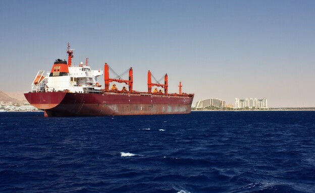 ספינת מטען בנמל אילת  (צילום: Phish Photography, shutterstock)