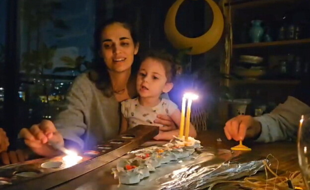 ירדן גת מדליקה נרות חנוכה עם משפחתה (צילום: חדשות 12)
