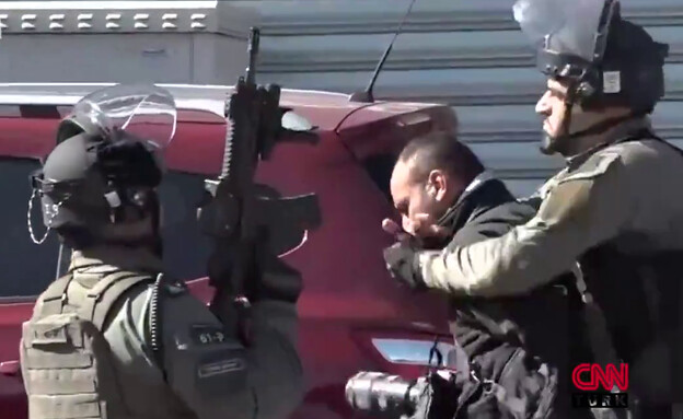 שוטרי מג"ב הרחיקו בכוח עיתונאי פלסטיני (צילום: CNN TURK)