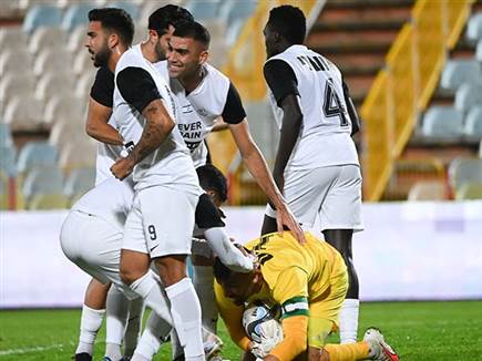 אריאל הרוש אחרי עצירת הפנדל (ברני ארדוב)