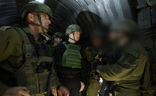 גלנט במנהרת הטרור הגדולה ביותר שנמצאה בעזה (צילום: שחר יורמן, משרד הביטחון)