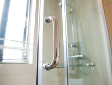 דלת זכוכית וידית של מקלחון