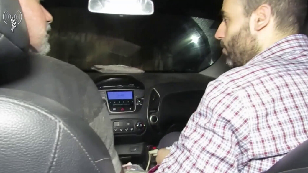 מוחמד סינוואר אחיו של יחיא סינוואר, נוסע ברכב בתוך