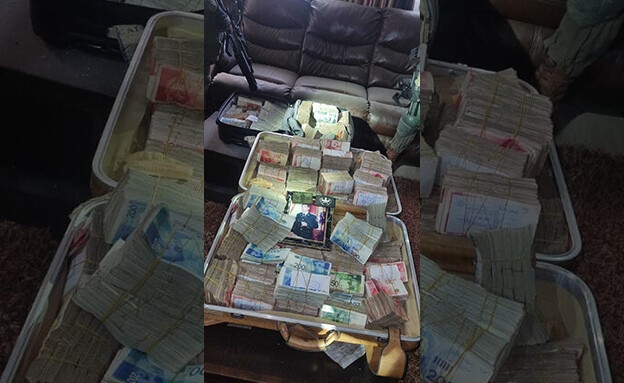 מזוודות של כספי טרור בשווי של כ-5,000,000 ש"ח (צילום: דובר צה"ל)