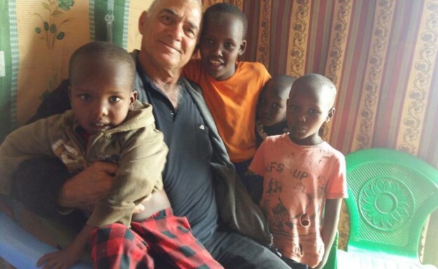גדי מוזס בביקורו באפריקה (צילום: באדיבות המשפחה)