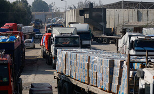 משאיות סיוע הומניטרי נכנסות לרצועת עזה דרך רפיח (צילום: רויטרס)