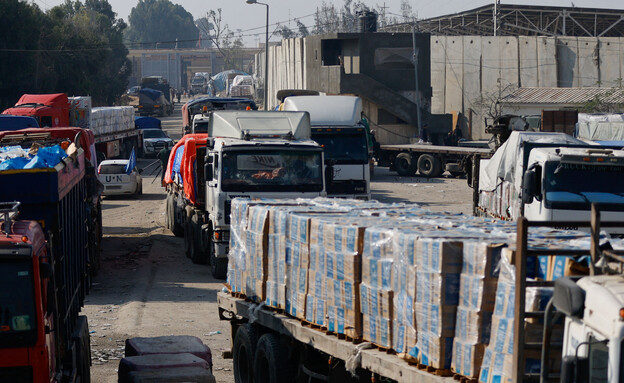 משאיות סיוע הומניטרי נכנסות לרצועת עזה דרך רפיח (צילום: רויטרס)