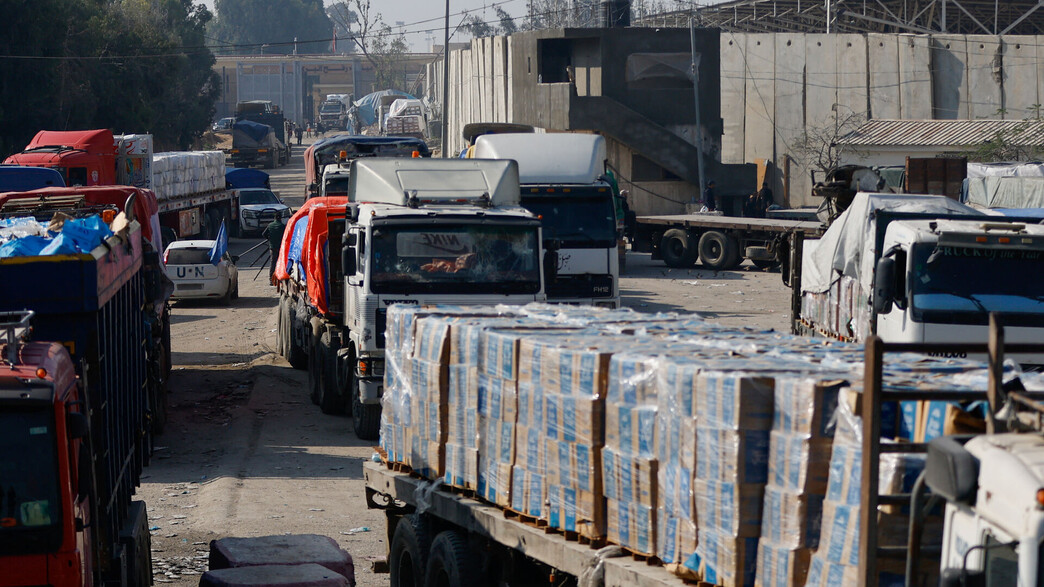 משאיות סיוע הומניטרי נכנסות לרצועת עזה דרך רפיח