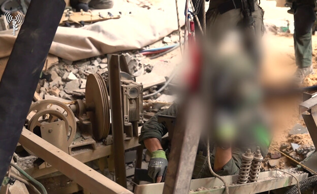 כוחות מיוחדים מיחידת 'שלדג' פועלים בתוך מנהרת טרור (צילום: דובר צה