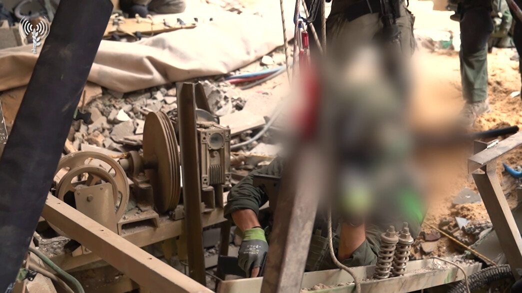 כוחות מיוחדים מיחידת 'שלדג' פועלים בתוך מנהרת טרור