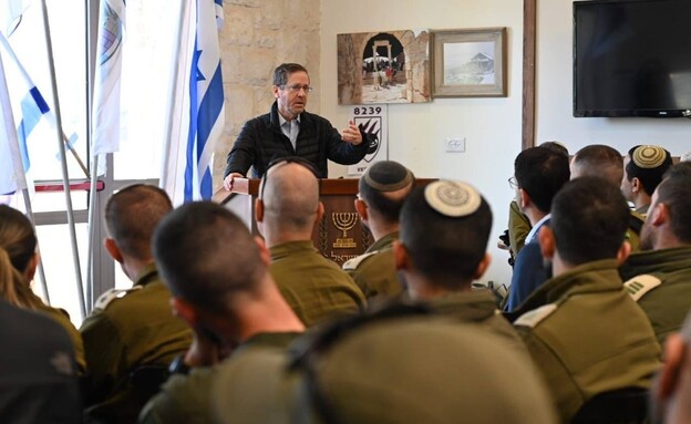 הנשיא הרצוג בשיחה עם לוחמים ביהודה ושומרון (צילום: חיים צח, לע"מ)