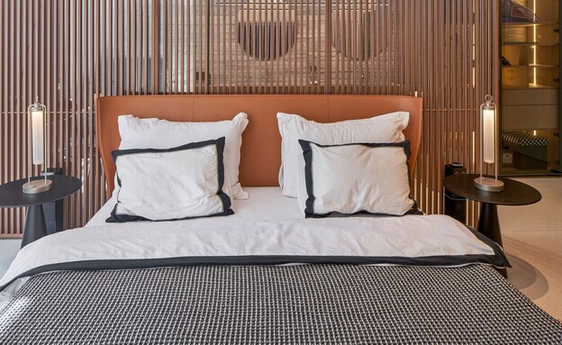 גב מיטה עם חלל אדריכל ירון אטיאס  (צילום: ליאור טייטלר באדיבות לביא יזמות ובנייה)