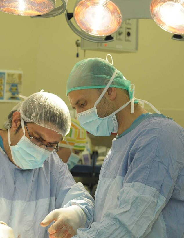 פרופ' עסליה בחדר הניתוח ברמב"ם (צילום: הקריה הרפואית רמב"ם)