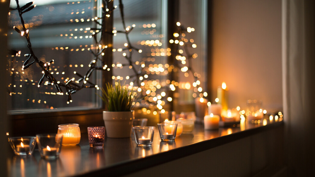 עיצוב אינטימי, נרות מעוצבים, שרשרת נורות על חלון, תאורה עיצוב אינטימי, נרות מעוצבים, שרשרת נורות על חלון, תאורה