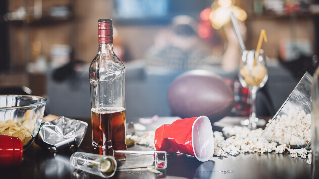 אחרי מסיבה בבית, בקבוק אלכוהול ופופקורן שפוך (צילום: LightField Studios, SHUTTERSTOCK)