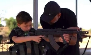 מחבלי חמאס מלמדים ילדים לירות בנשק