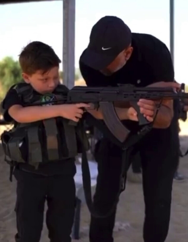 מחבלי חמאס מלמדים ילדים לירות בנשק