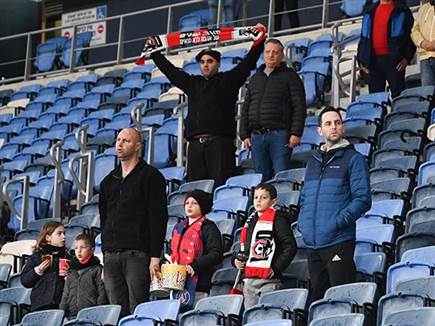 יצאו מחויכים. אוהדי הפועל חיפה (ברני ארדוב)