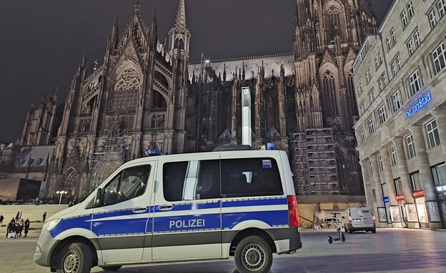 נוכחות משטרתית בקתדרלה בקלן, גרמניה (צילום: AP)