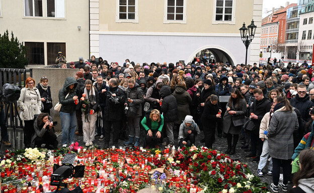 מתאבלים צ'כיה פראג פיגוע ירי (צילום: MICHAL CIZEK, getty images)