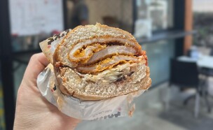 שניצל בחלה. וואו, מעולה (צילום: ניצן לנגר, mako אוכל)
