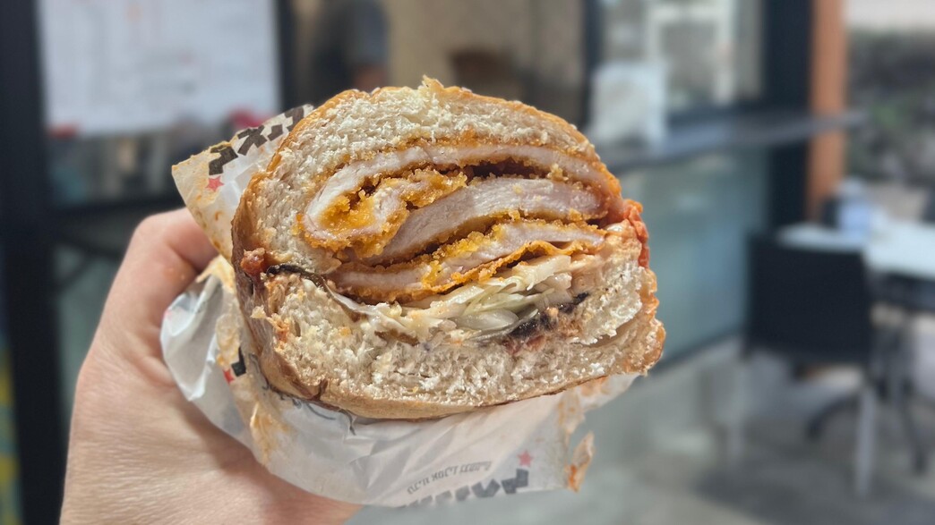 שניצל בחלה. וואו, מעולה