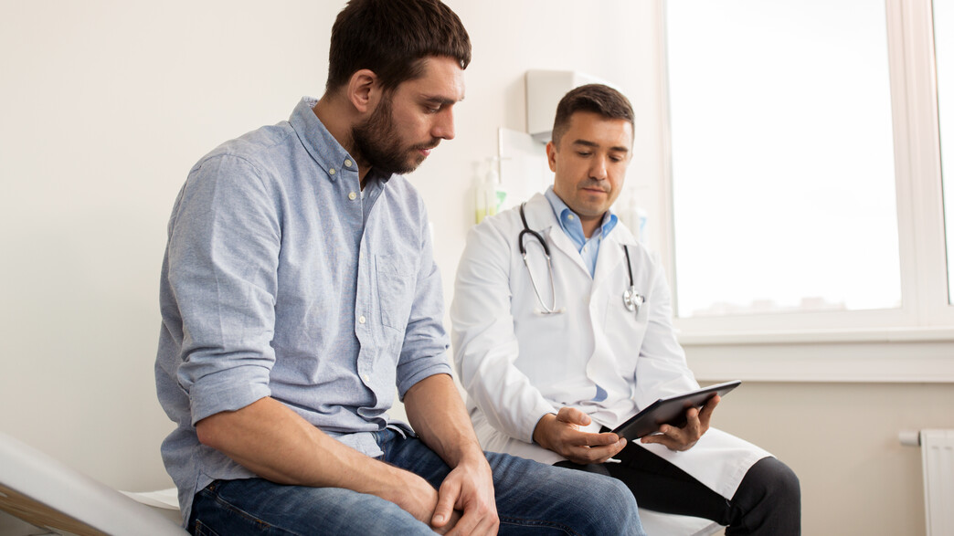 רופא ומטופל מסתכלים במחשב רופא ומטופל מסתכלים במחשב