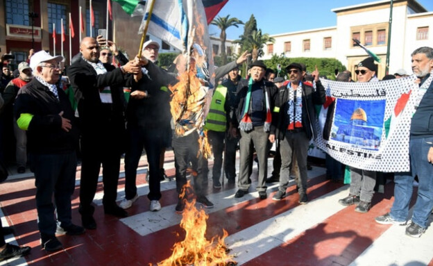 שריפת דגל ישראל במרוקו (צילום: פייסבוק)