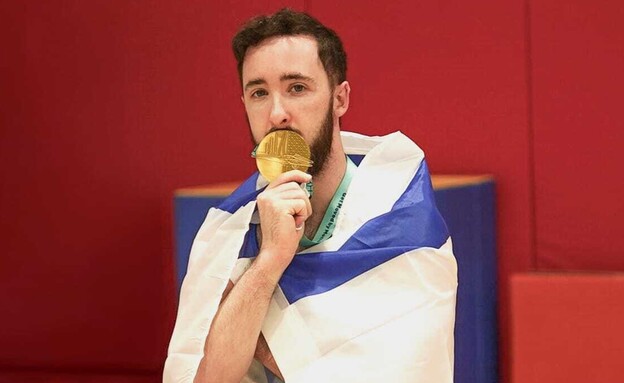 ארטיום דולגופיאט מדליית זהב אליפות העולם (צילום: גיא ביטמן)