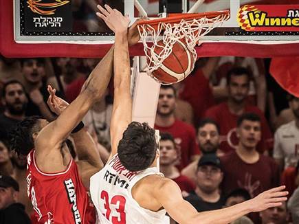 אלכסנדר עם הדאנק (עודד קרני)