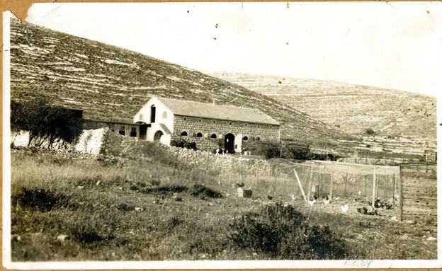 הרפת מ-1921 (צילום: ארכיון קיבוץ קריית ענבים)