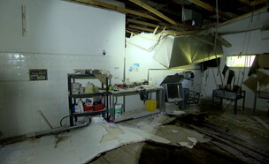 ההרס בחדר האוכל של קיבוץ מנרה (צילום: n12)