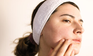 נערה עם עור פנים רגיש (צילום: shutterstock)