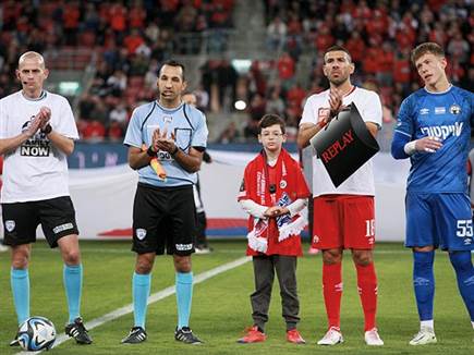 אוהד מונדר קיבל את הכבוד מקבוצתו (צילום: קובי אליהו)