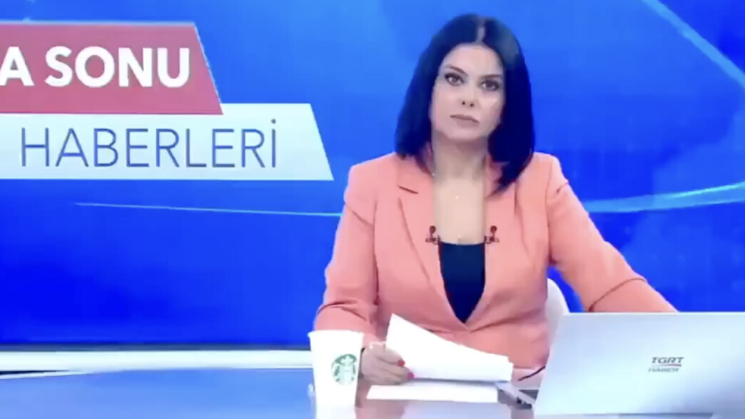 המגישה הטורקייה שפוטרה בשל כוס סטארבקס