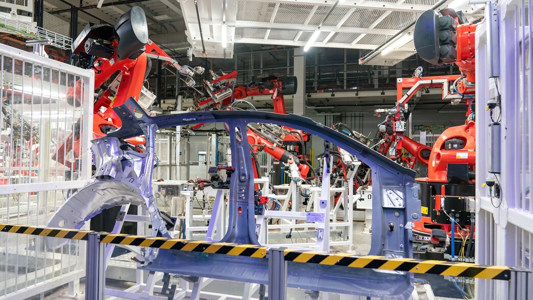 רובוטים במפעל טסלה (צילום: SUZANNE CORDEIRO, AFP)