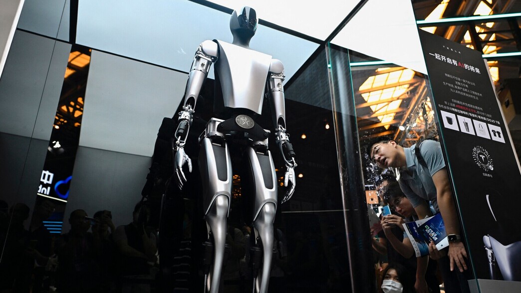 רובוט טסלה, תערוכה בשנגחאי יולי 2023 (צילום: WANG ZHAO, AFP)