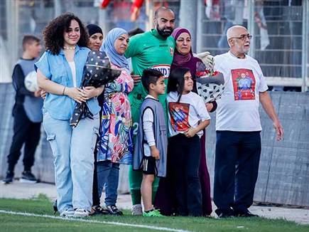 קנדיל ומשפחתו במשחק הבית האחרון בשנה שעברה. אגדת סכנין (מאור אלקסל (צילום: ספורט 5)