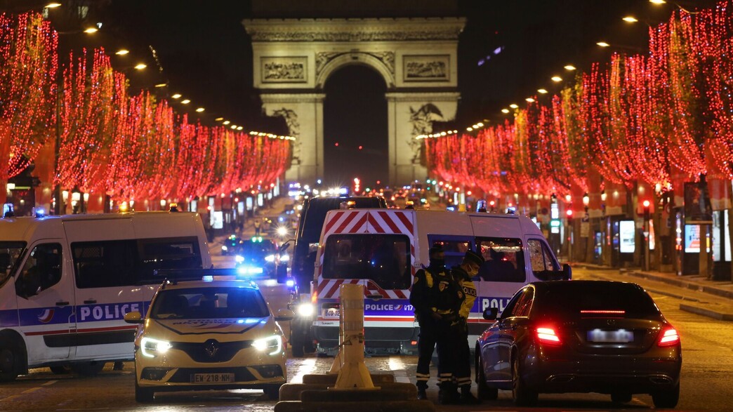 פריז שנה חדשה שוטר (צילום: 	STEFANO RELLANDINI , getty images)