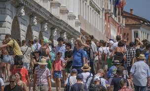המוני תיירים בונציה איטליה (צילום: Stefano Mazzola, getty images)