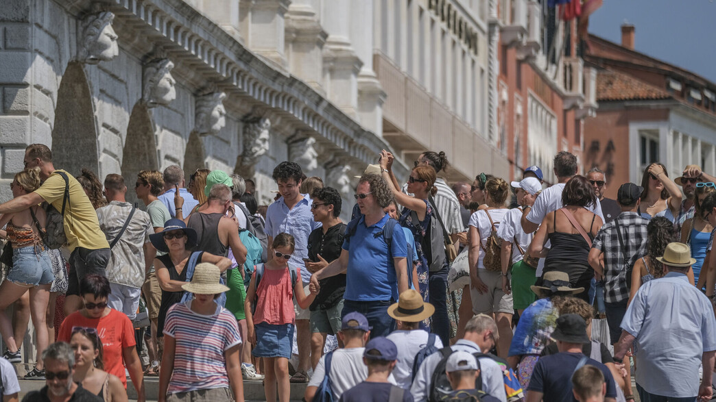 המוני תיירים בונציה איטליה (צילום: Stefano Mazzola, getty images)