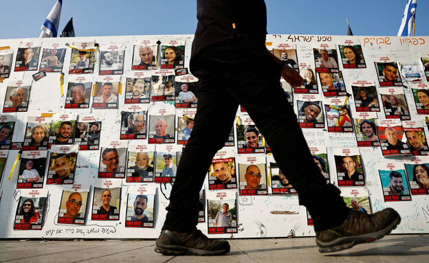 שלטי החטופים ברחובות תל אביב (צילום: רויטרס)