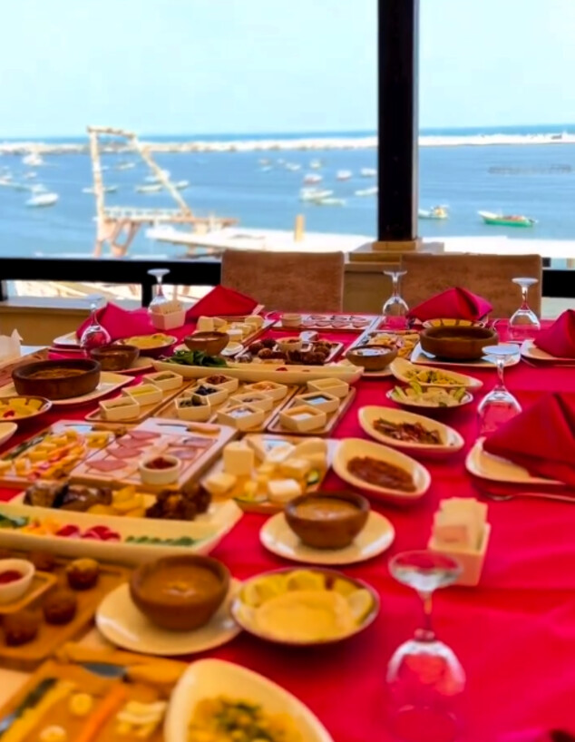 מלון רוטס עזה ג ארוחה מול הים  (צילום: מתוך האינסטגרם)