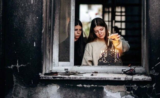 נגה ומיטל וייס מדליקות נר שמיני בביתן בבארי (צילום: מיכה בריקמן)