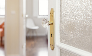 דלת זכוכית בבית (צילום: Diana Rui, SHUTTERSTOCK)