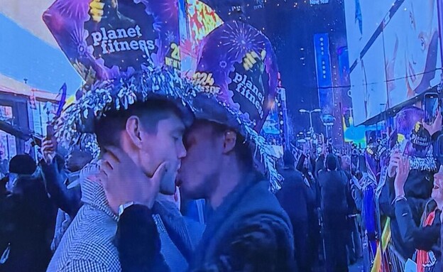 הנשיקה הגאה ששודרה בערב ראש השנה האזרחית, רשת CNN (צילום: twitter)