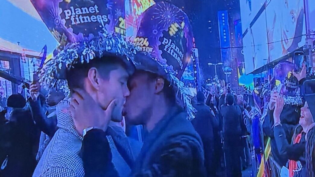 הנשיקה הגאה ששודרה בערב ראש השנה האזרחית, רשת CNN (צילום: twitter)