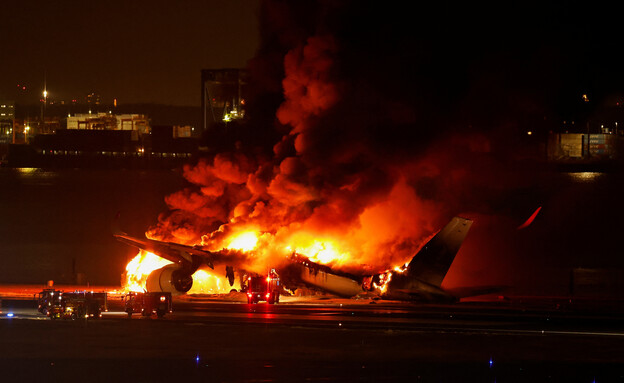 טוקיו: מטוס של חברת "ג'פאן איירליינס" מתפוצץ  (צילום: reuters)