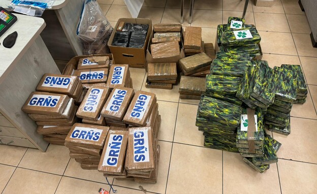 חבילות גרגרי החומוס שבהן נמצא הקוקאין (צילום: דוברות המשטרה ודוברות רשות המסים)
